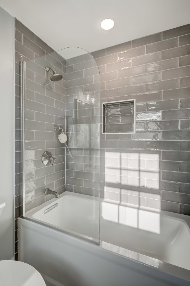 ボルチモアにあるコンテンポラリースタイルのおしゃれな浴室 (白いキャビネット、アルコーブ型浴槽、一体型トイレ	、珪岩の洗面台、グレーの洗面カウンター、洗面台1つ、独立型洗面台) の写真