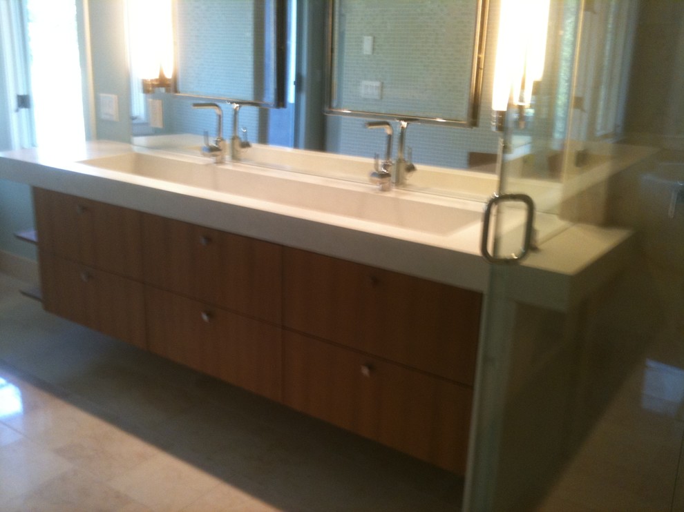 This is an example of a contemporary bathroom in Wilmington.
