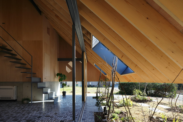 eaves house contemporaneo-porche
