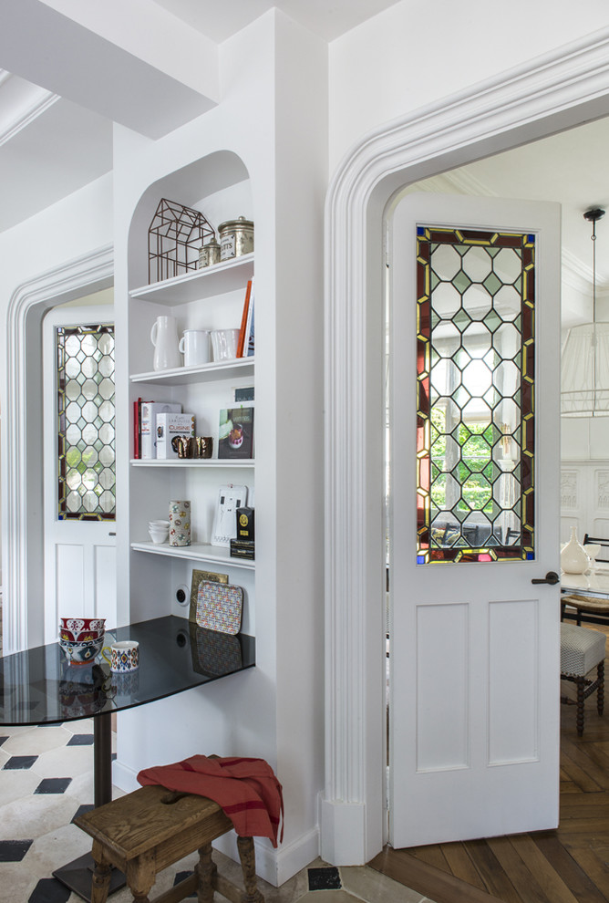 Example of an eclectic home design design in Paris