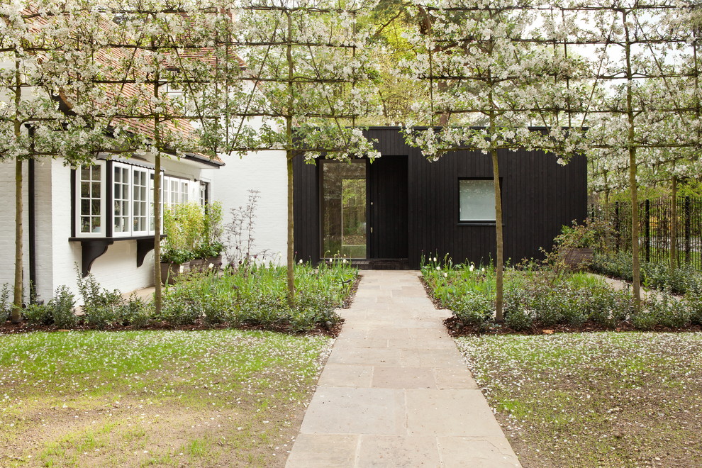 Design ideas for a traditional garden in London with a vertical garden.