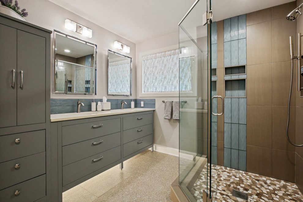 Example of a transitional home design design in Seattle