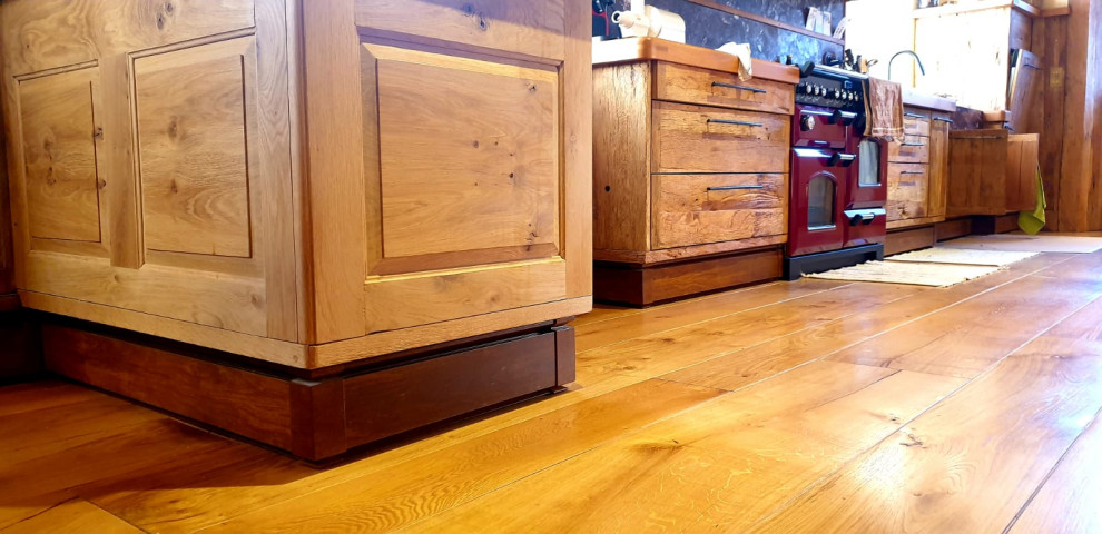 Aménagement d'une cuisine scandinave en L et bois foncé avec un plan de travail en bois, parquet clair, un sol marron et un plan de travail marron.