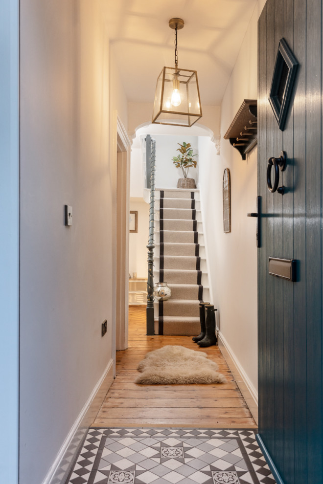 Mittelgroße Klassische Haustür mit weißer Wandfarbe, Keramikboden, Einzeltür, blauer Haustür und grauem Boden in Cornwall