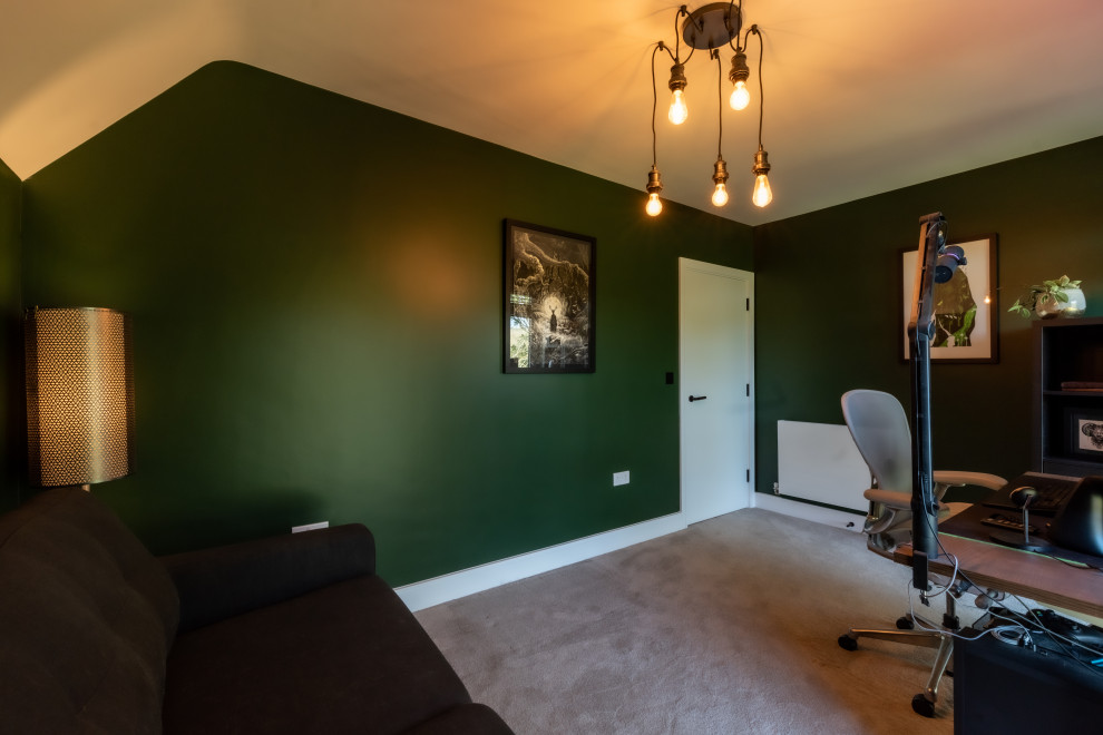 Imagen de despacho urbano de tamaño medio con paredes verdes, moqueta, escritorio independiente y suelo gris