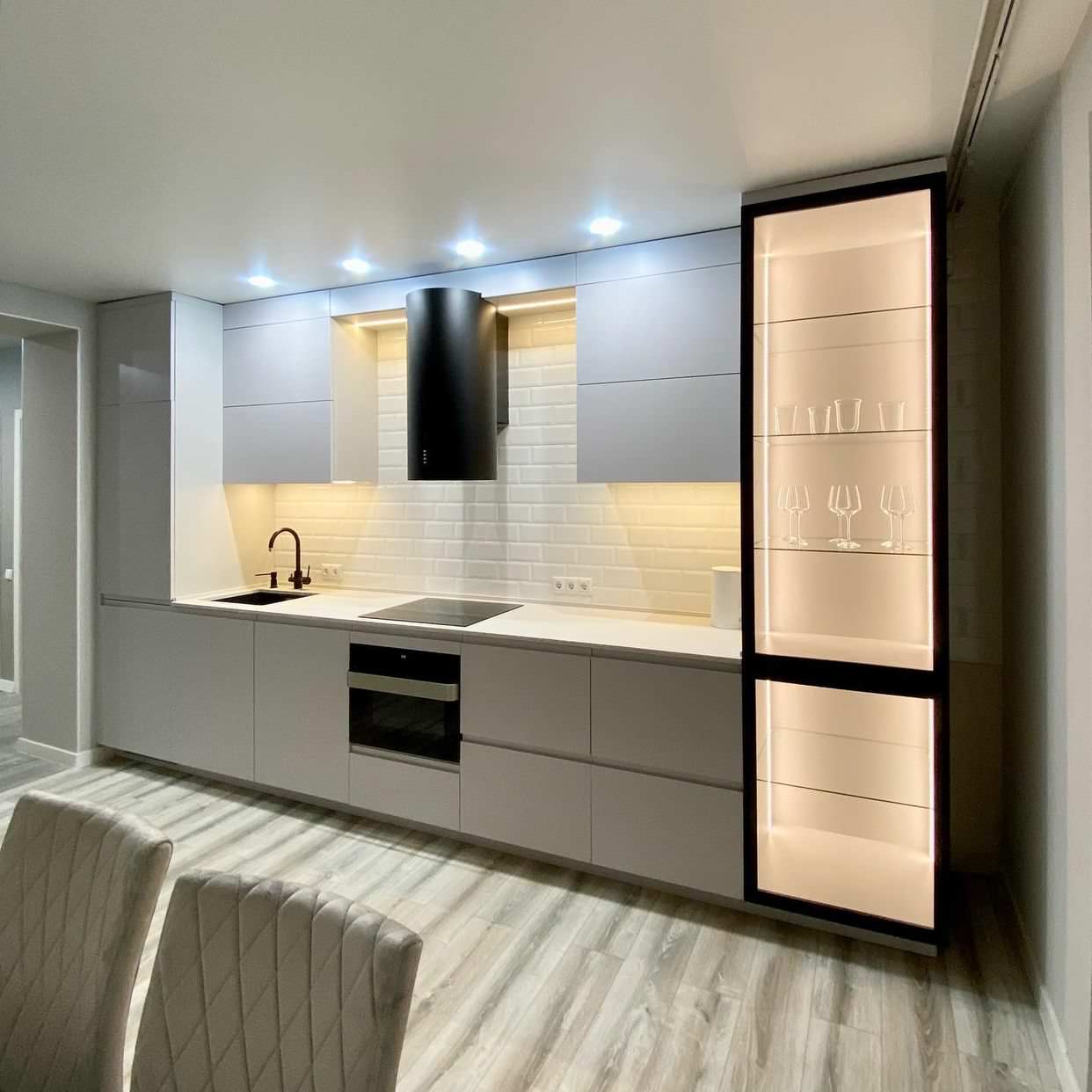 Стильная кухня с витриной