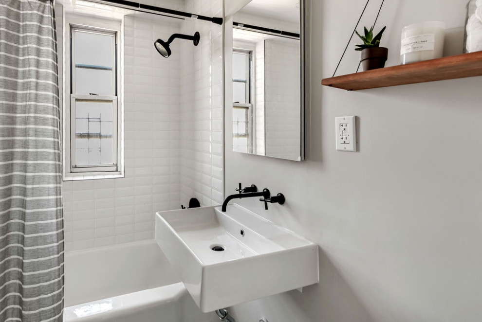 Inredning av ett klassiskt litet en-suite badrum, med vita skåp, ett badkar i en alkov, vit kakel, keramikplattor, grå väggar, mosaikgolv, ett väggmonterat handfat, grönt golv och dusch med duschdraperi