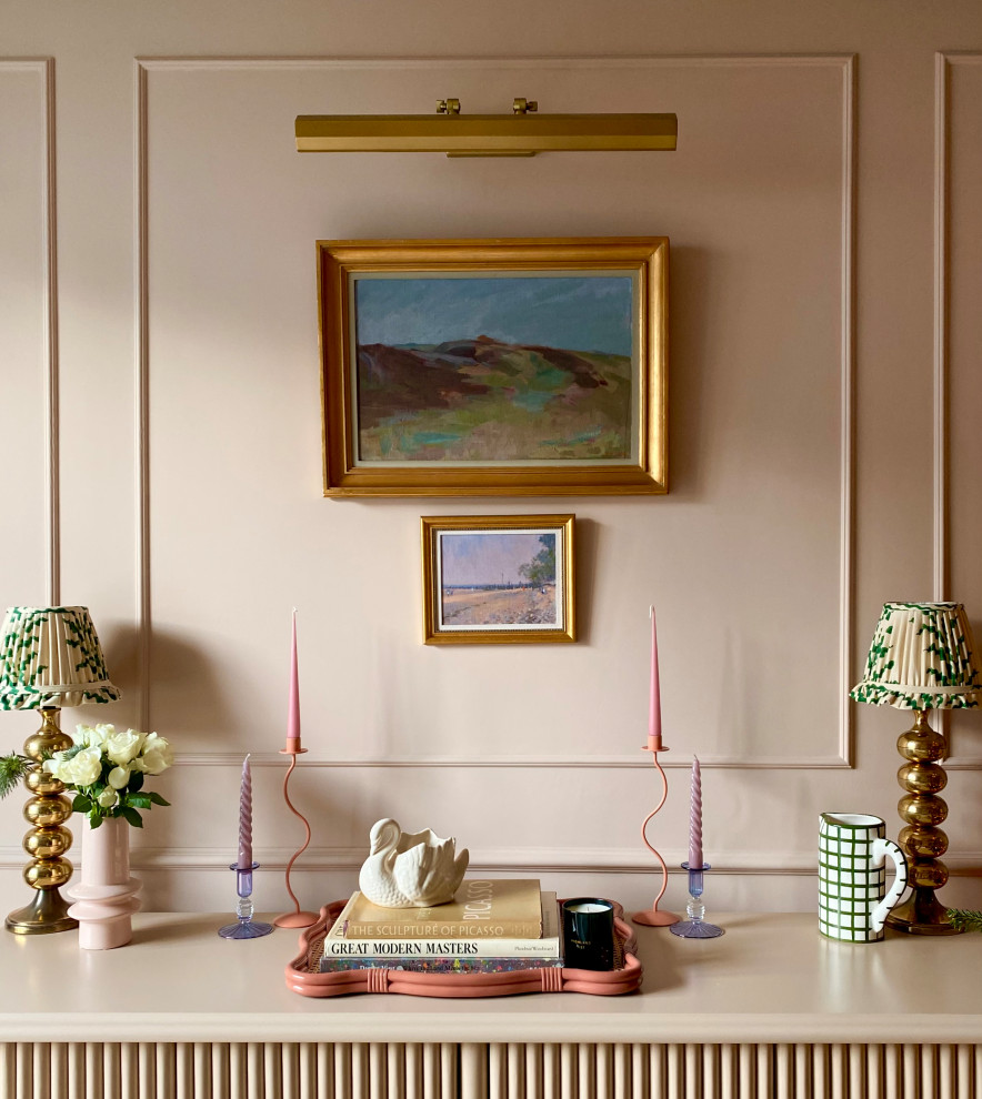 Foto på ett mellanstort vintage separat vardagsrum, med ett finrum, rosa väggar, ljust trägolv, en standard öppen spis, en spiselkrans i sten, TV i ett hörn och brunt golv