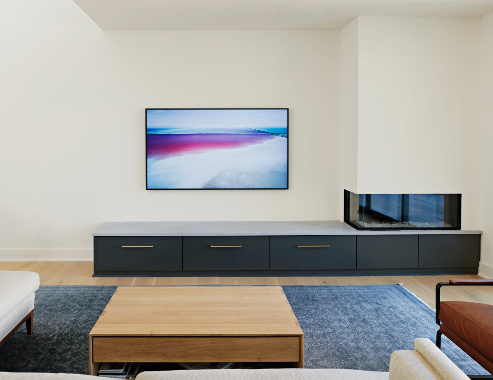 Exempel på ett stort retro allrum med öppen planlösning, med flerfärgade väggar, mellanmörkt trägolv, en öppen hörnspis och en väggmonterad TV