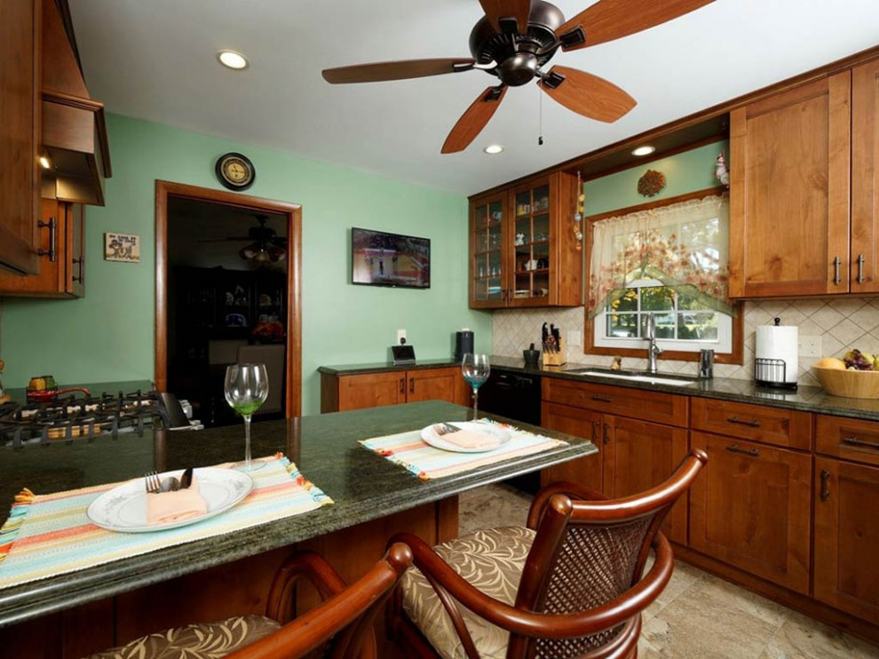 Идея дизайна: кухня среднего размера в стиле рустика с обеденным столом, коричневыми фасадами, гранитной столешницей и зеленой столешницей
