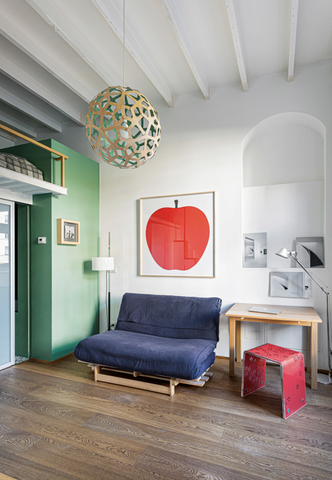 Inspiration för ett litet funkis gästrum, med gröna väggar, mellanmörkt trägolv och beiget golv