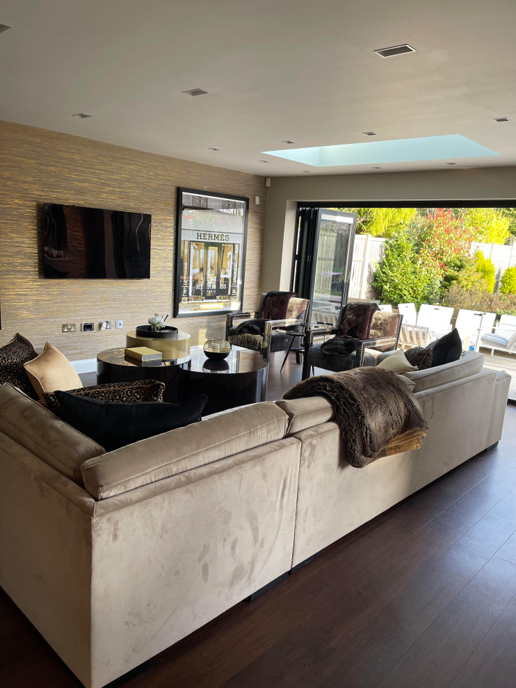 Источник вдохновения для домашнего уюта: большая гостиная комната в стиле модернизм с коричневыми стенами, темным паркетным полом и коричневым полом