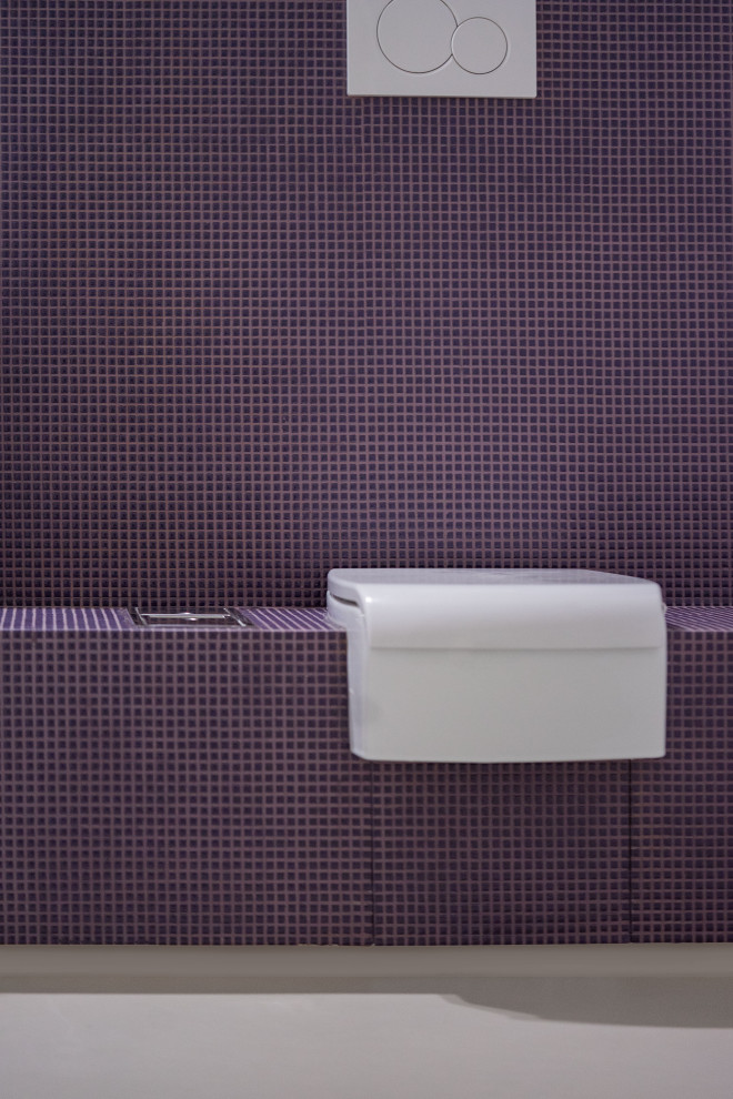 Aménagement d'un petit WC et toilettes moderne avec des portes de placard violettes, WC à poser, mosaïque, un mur violet, un sol en carrelage de céramique, un lavabo de ferme, un plan de toilette en carrelage, un sol beige, un plan de toilette violet et meuble-lavabo encastré.