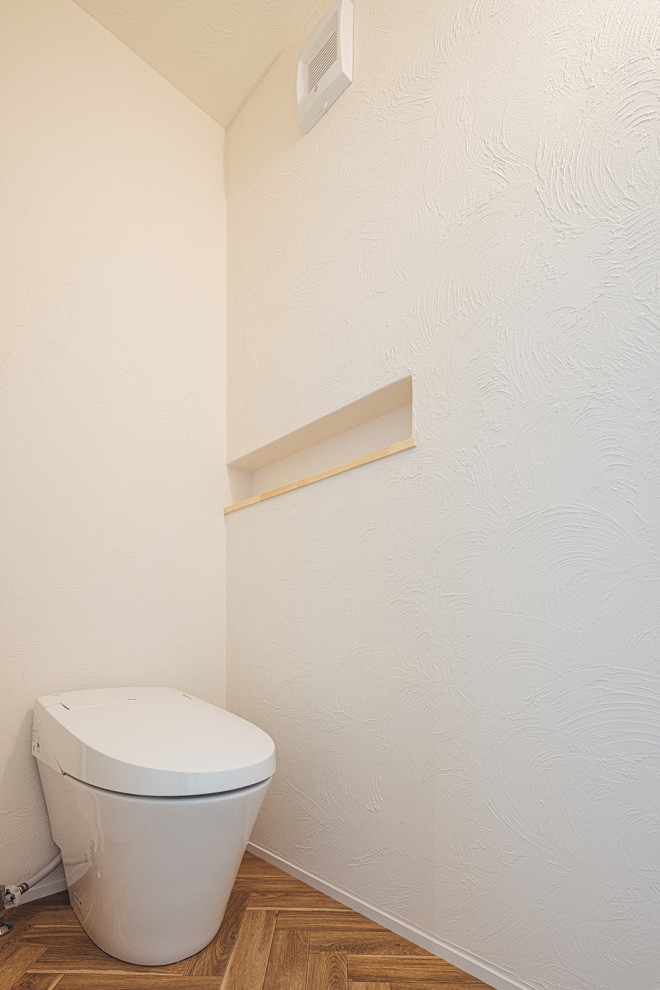 Идея дизайна: маленький туалет в скандинавском стиле с белыми стенами, полом из фанеры, коричневым полом, потолком из вагонки и стенами из вагонки для на участке и в саду