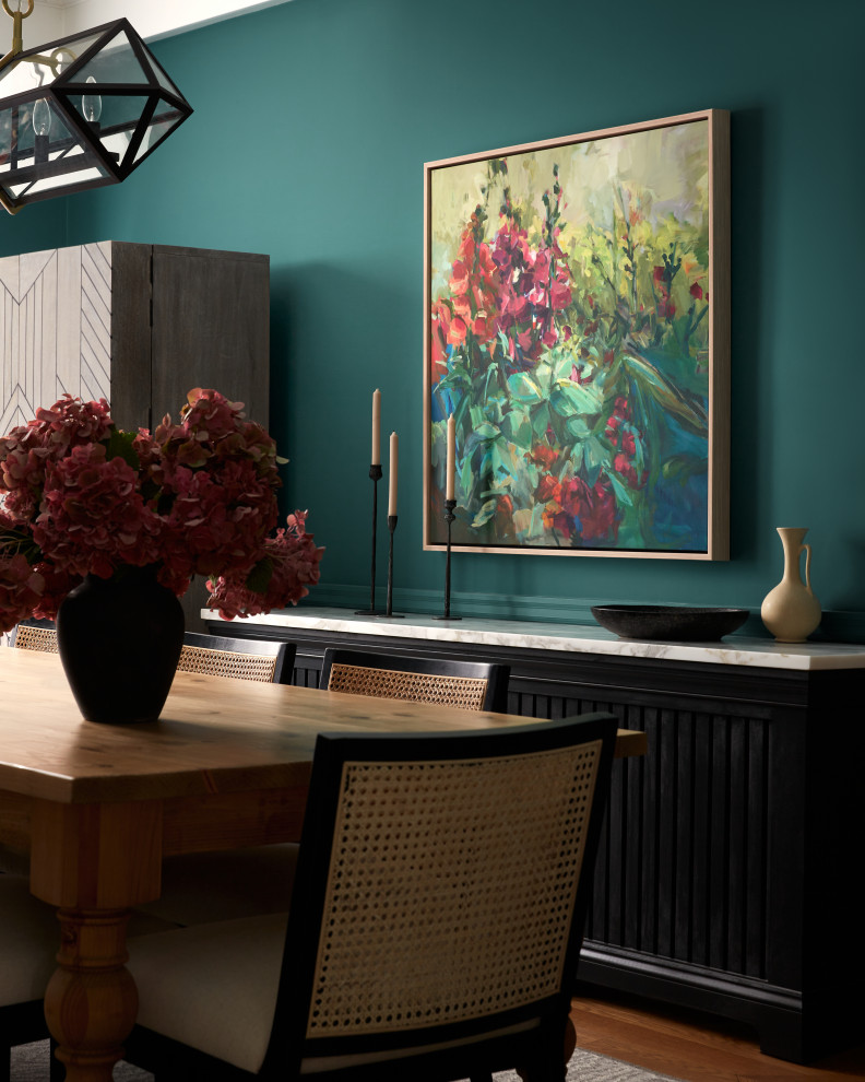 Idées déco pour une salle à manger ouverte sur la cuisine contemporaine de taille moyenne avec un mur bleu, un sol en bois brun, une cheminée d'angle, un manteau de cheminée en brique, un sol gris, un plafond à caissons et boiseries.