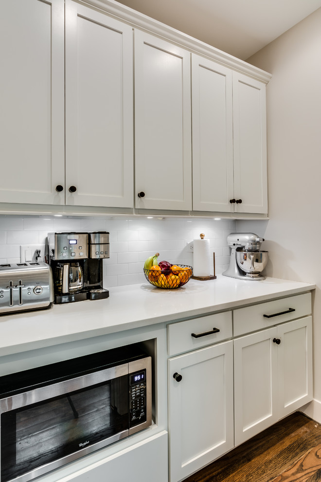 Example of a transitional kitchen design in Chicago