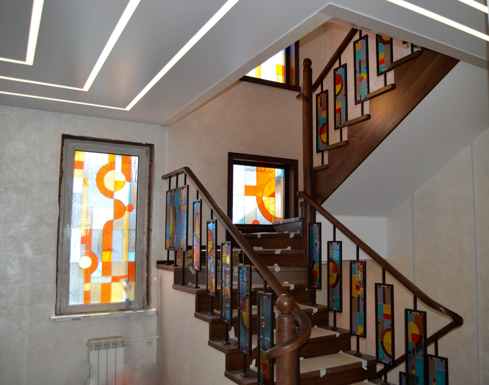 Лестница из массива дуба со стёклами Тиффани