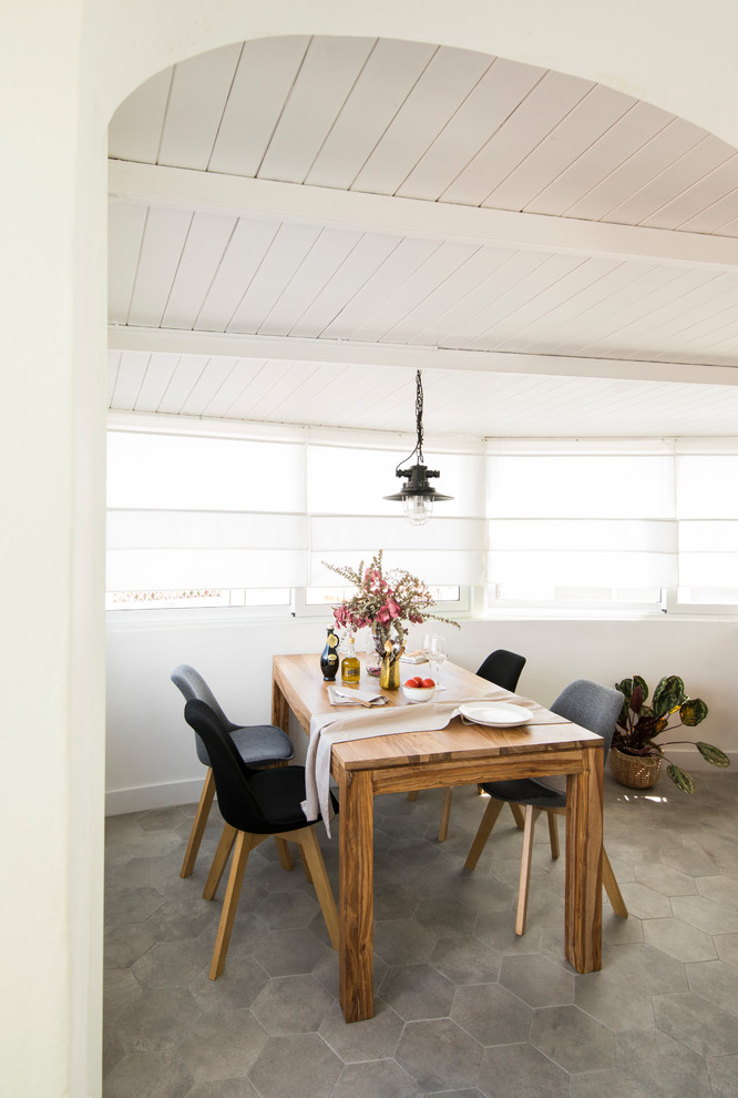 Diseño de comedor de cocina nórdico de tamaño medio con paredes blancas, suelo de baldosas de cerámica y suelo gris