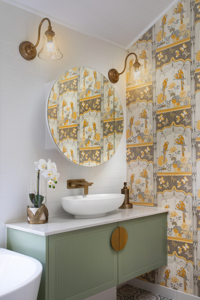 Стильный дизайн: ванная комната среднего размера в стиле неоклассика (современная классика) с фасадами в стиле шейкер, зелеными фасадами, угловой ванной, открытым душем, разноцветной плиткой, плиткой кабанчик, разноцветными стенами, полом из керамогранита, настольной раковиной, столешницей из искусственного кварца, разноцветным полом, открытым душем, белой столешницей, сиденьем для душа, тумбой под одну раковину, подвесной тумбой, потолком из вагонки и деревянными стенами - последний тренд