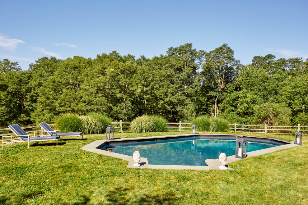 Cottage pool photo in New York