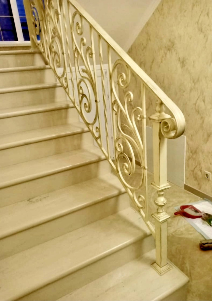 Кованые перила на лестнице