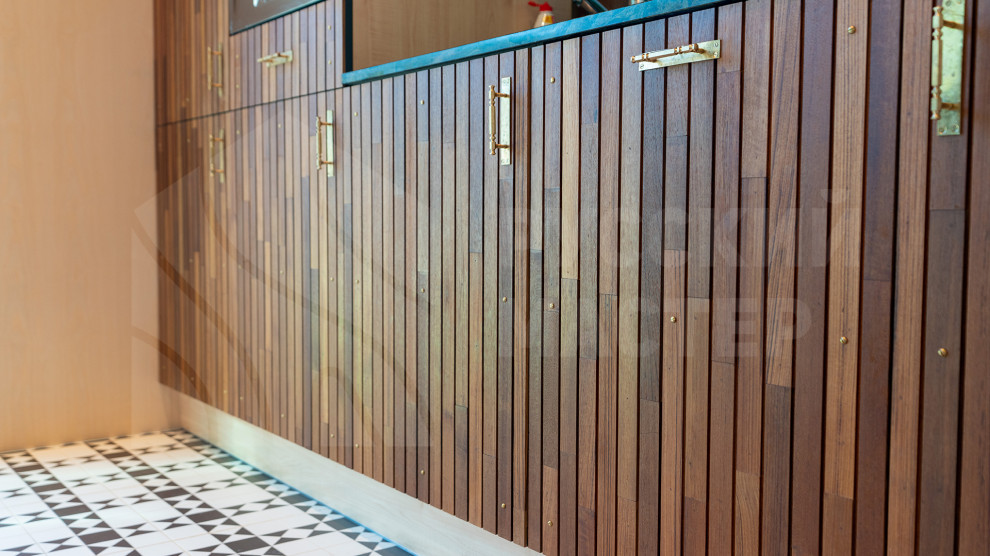 Гостевой дом: фасад из скандинавской доски, рейки из тика и шпонированные панели