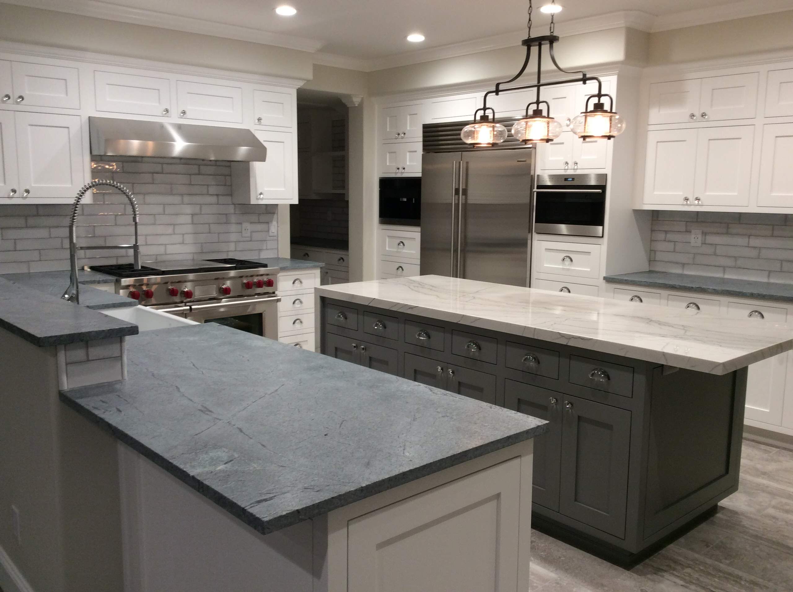 Kitchen - mid-sized contemporary kitchen idea in Los Angeles