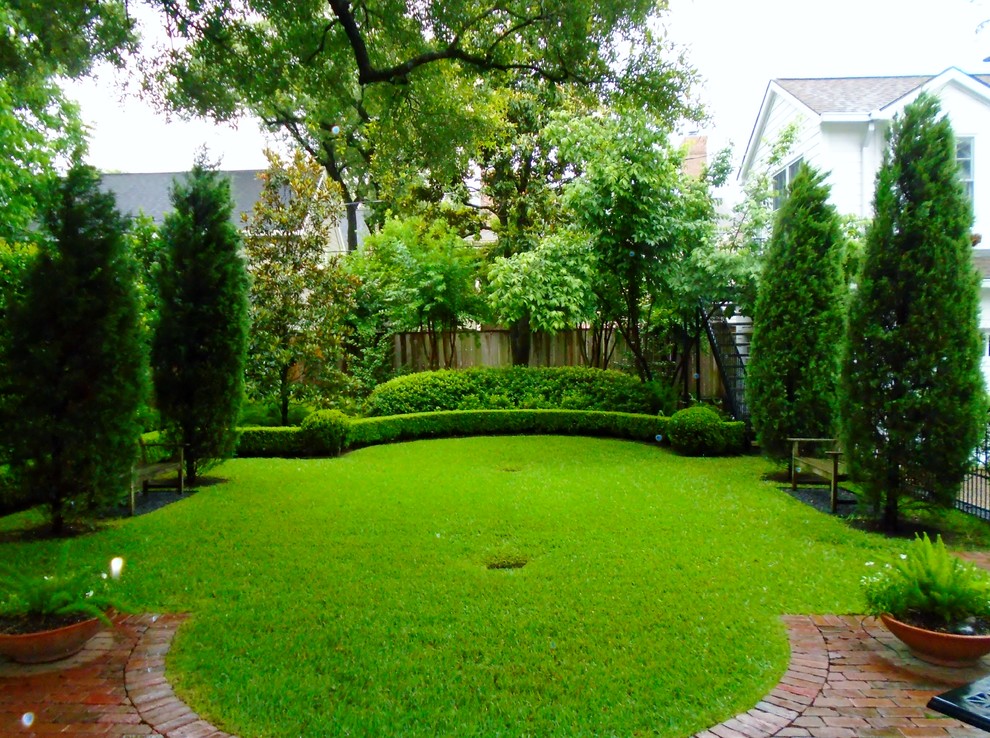 ヒューストンにあるお手頃価格のトラディショナルスタイルのおしゃれな庭の写真
