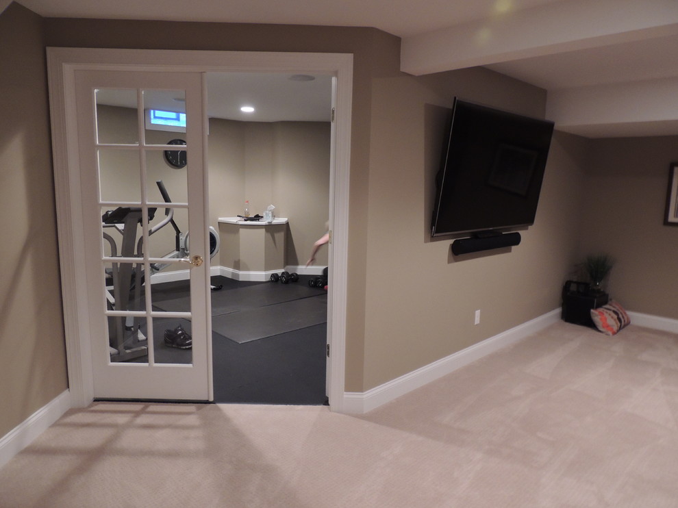 Mid-sized traditional home weight room in Detroit with beige walls and vinyl floors.