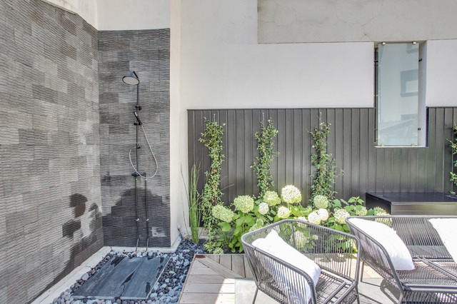 Douche du rooftop moderno-terrazza