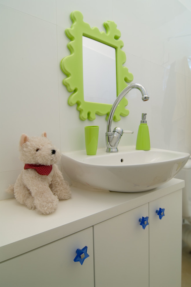 Design ideas for an eclectic kids bathroom in Other with white walls.