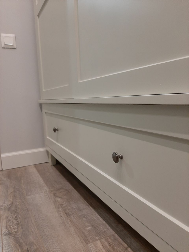 Классический шкаф в прихожей