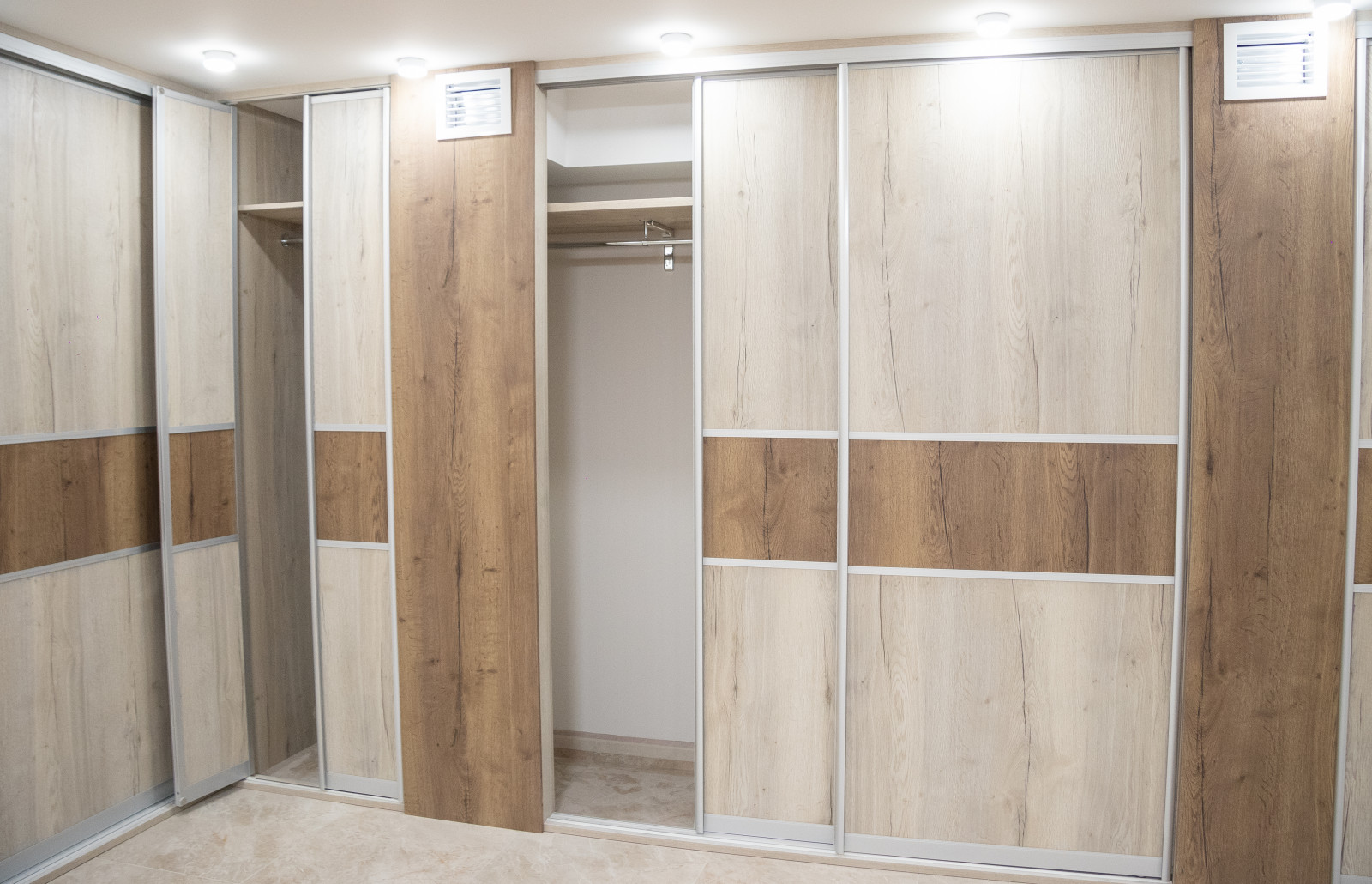 Гардеробная комната на цокольном этаже