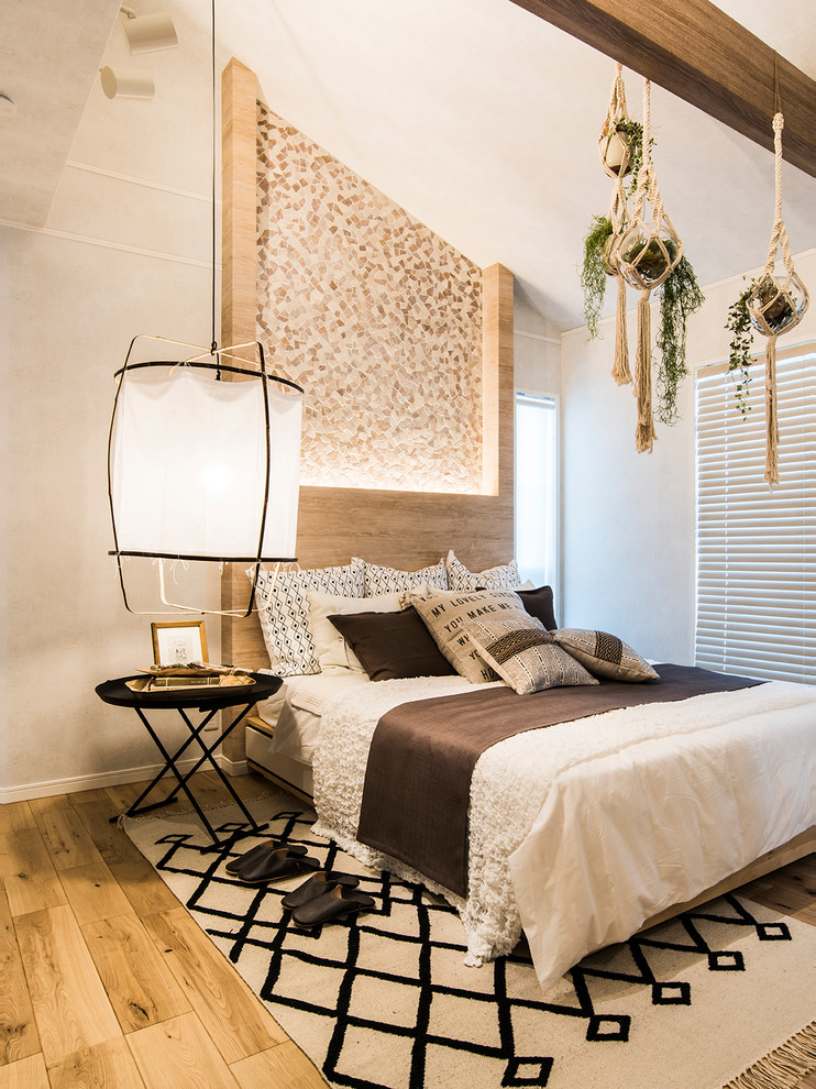 Foto di una camera da letto rustica con pareti bianche, pavimento beige e pavimento in compensato