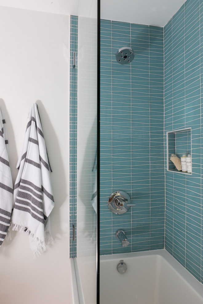 Источник вдохновения для домашнего уюта: главная ванная комната среднего размера в стиле ретро с плоскими фасадами, коричневыми фасадами, накладной ванной, угловым душем, унитазом-моноблоком, синей плиткой, стеклянной плиткой, белыми стенами, полом из керамической плитки, врезной раковиной, столешницей из искусственного кварца, бежевым полом, душем с распашными дверями, белой столешницей, тумбой под одну раковину и подвесной тумбой