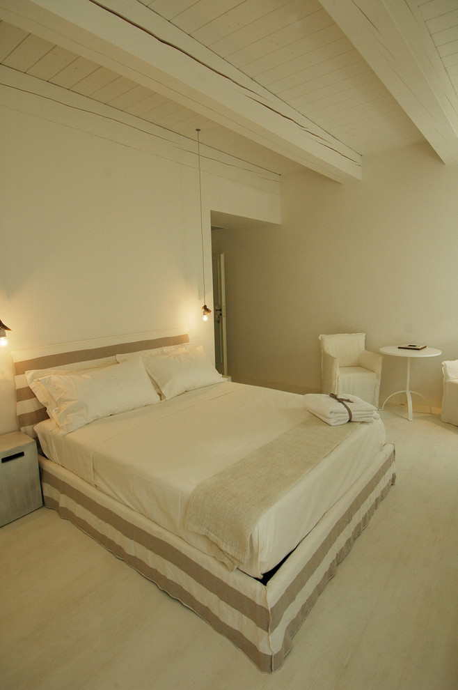 This is an example of a contemporary bedroom in Bologna.