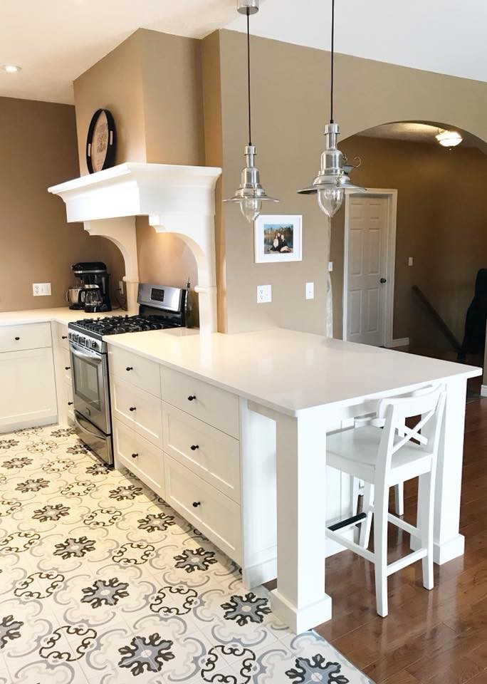 Transitional kitchen photo in Toronto