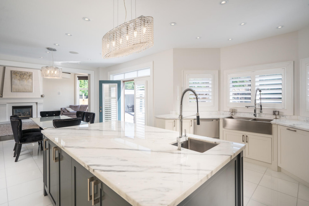 Example of a transitional kitchen design in Toronto