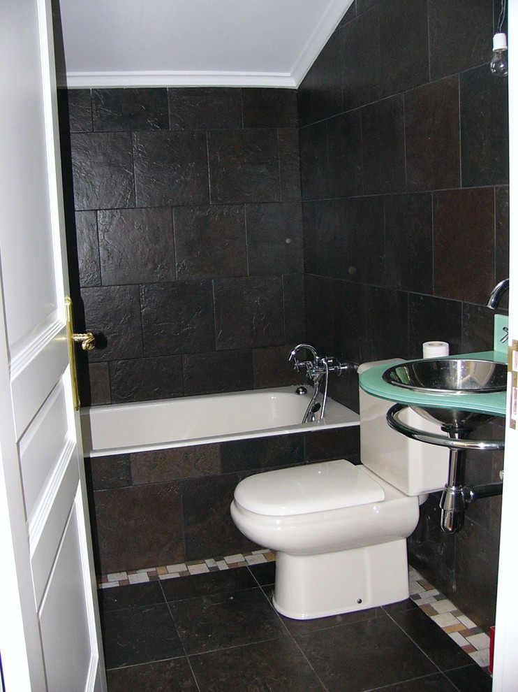 Photo of a mid-sized modern master bathroom in Bilbao with an alcove tub, a shower/bathtub combo, a two-piece toilet, brown walls, ceramic floors and an undermount sink.