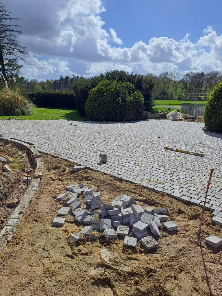 Pavage en Pavé Parisien – Un Chemin d’Élégance pour un Château en Île-de-France