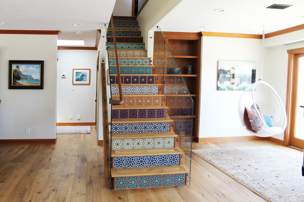 Foto de escalera recta de estilo americano pequeña con escalones de madera, contrahuellas con baldosas y/o azulejos y barandilla de vidrio