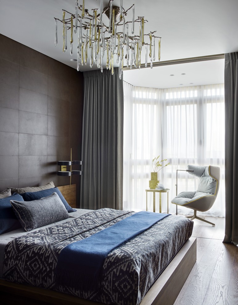 Photo of a large contemporary bedroom in Moscow.