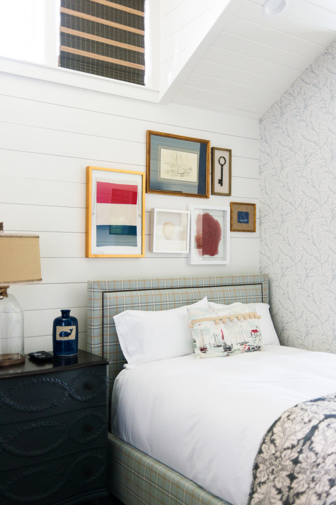 Inspiration för ett stort vintage pojkrum kombinerat med sovrum och för 4-10-åringar, med grå väggar, mellanmörkt trägolv och brunt golv