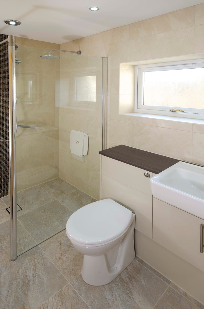 This is an example of a traditional bathroom in Hampshire.
