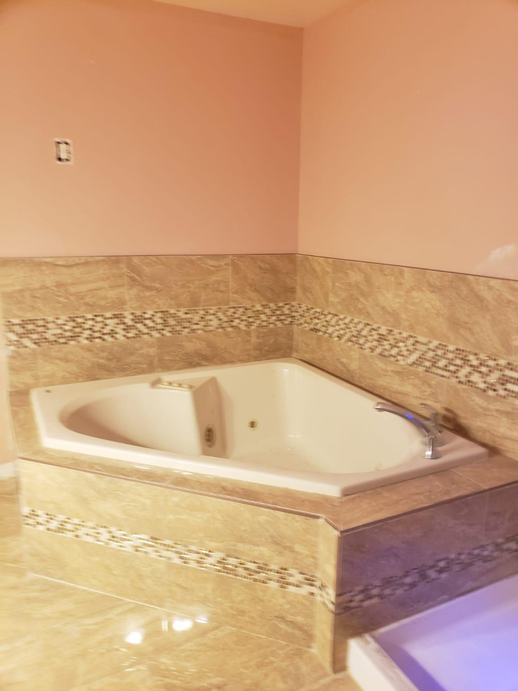 Foto på ett mellanstort vintage beige en-suite badrum, med möbel-liknande, beige skåp, en jacuzzi, våtrum, rosa kakel, ett väggmonterat handfat, granitbänkskiva och dusch med skjutdörr