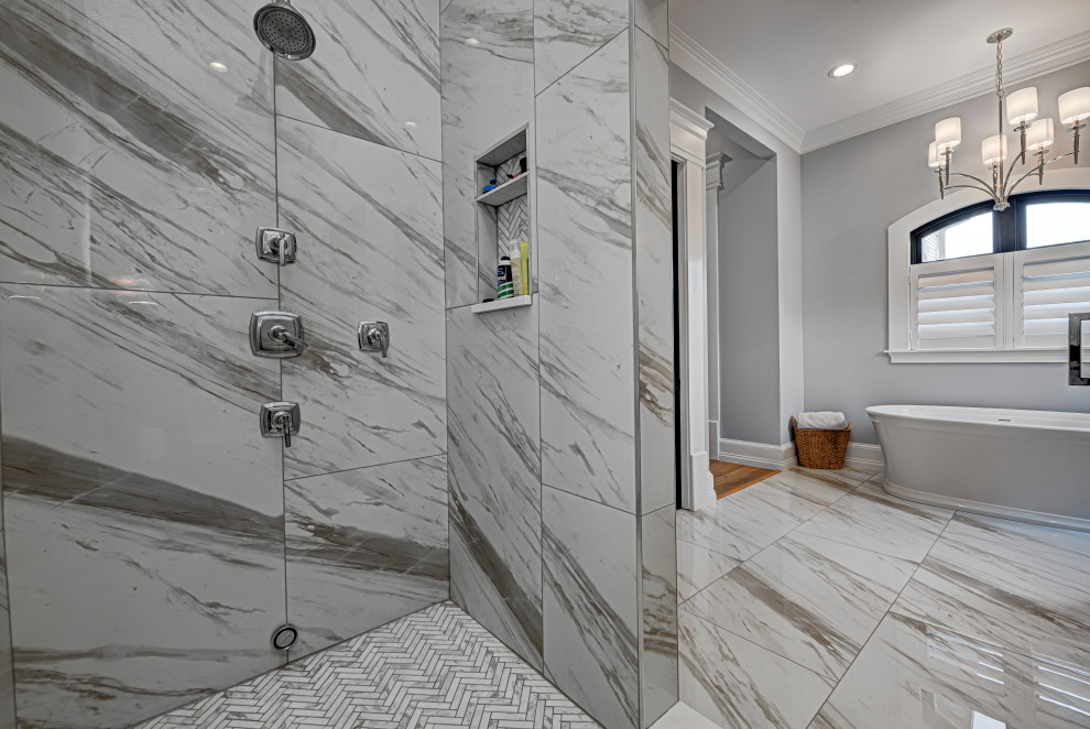 Cette photo montre une salle de bain principale tendance de taille moyenne avec un combiné douche/baignoire, un mur gris, une baignoire indépendante et aucune cabine.
