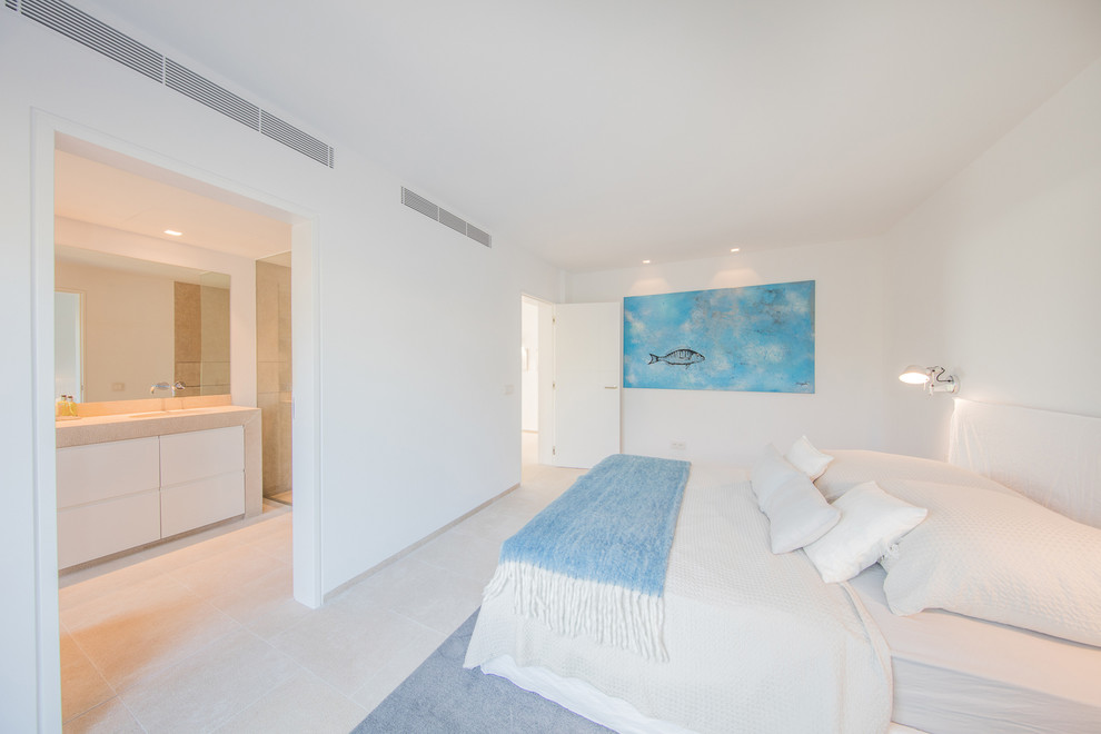 Großes Maritimes Gästezimmer ohne Kamin mit weißer Wandfarbe und Marmorboden in Berlin