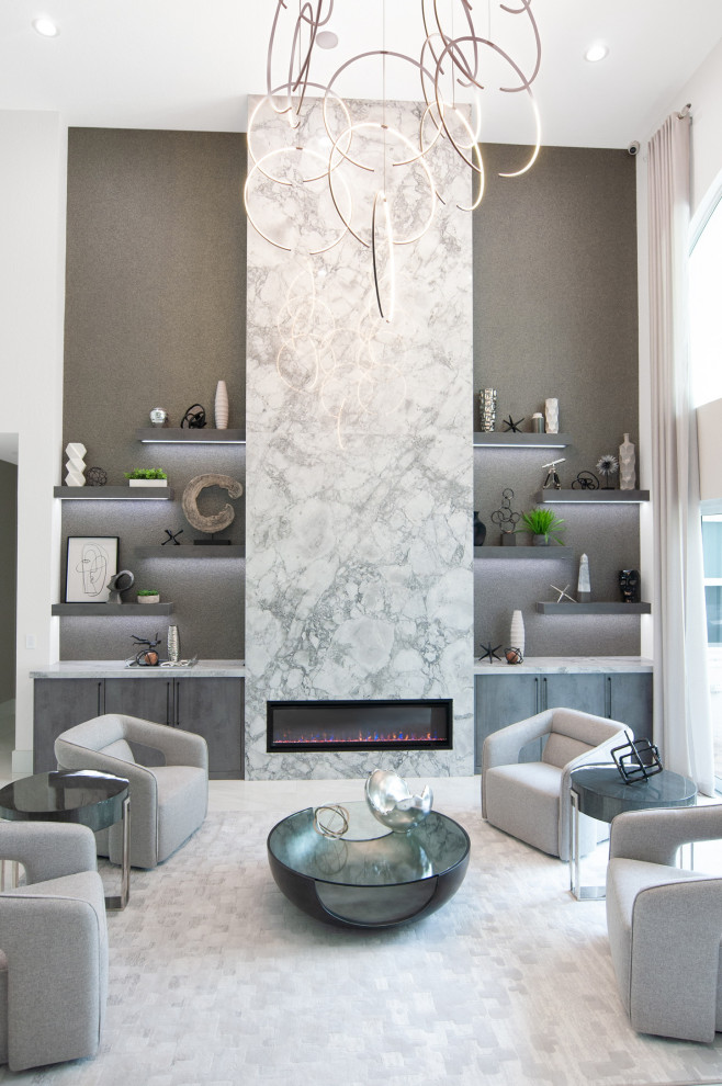 Стильный дизайн: большая парадная гостиная комната в стиле модернизм с серыми стенами, полом из керамогранита, стандартным камином, фасадом камина из камня, белым полом и обоями на стенах - последний тренд