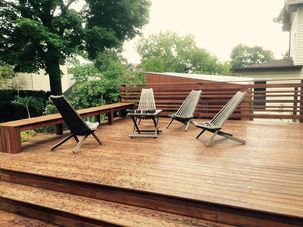 Example of a minimalist backyard deck design