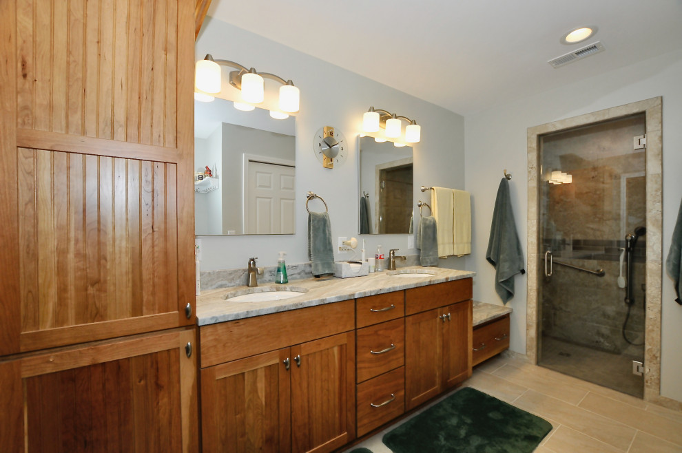 Foto på ett mellanstort funkis flerfärgad en-suite badrum, med skåp i shakerstil, skåp i mellenmörkt trä, en dusch i en alkov, grå väggar, klinkergolv i keramik, ett undermonterad handfat, granitbänkskiva, beiget golv och dusch med gångjärnsdörr